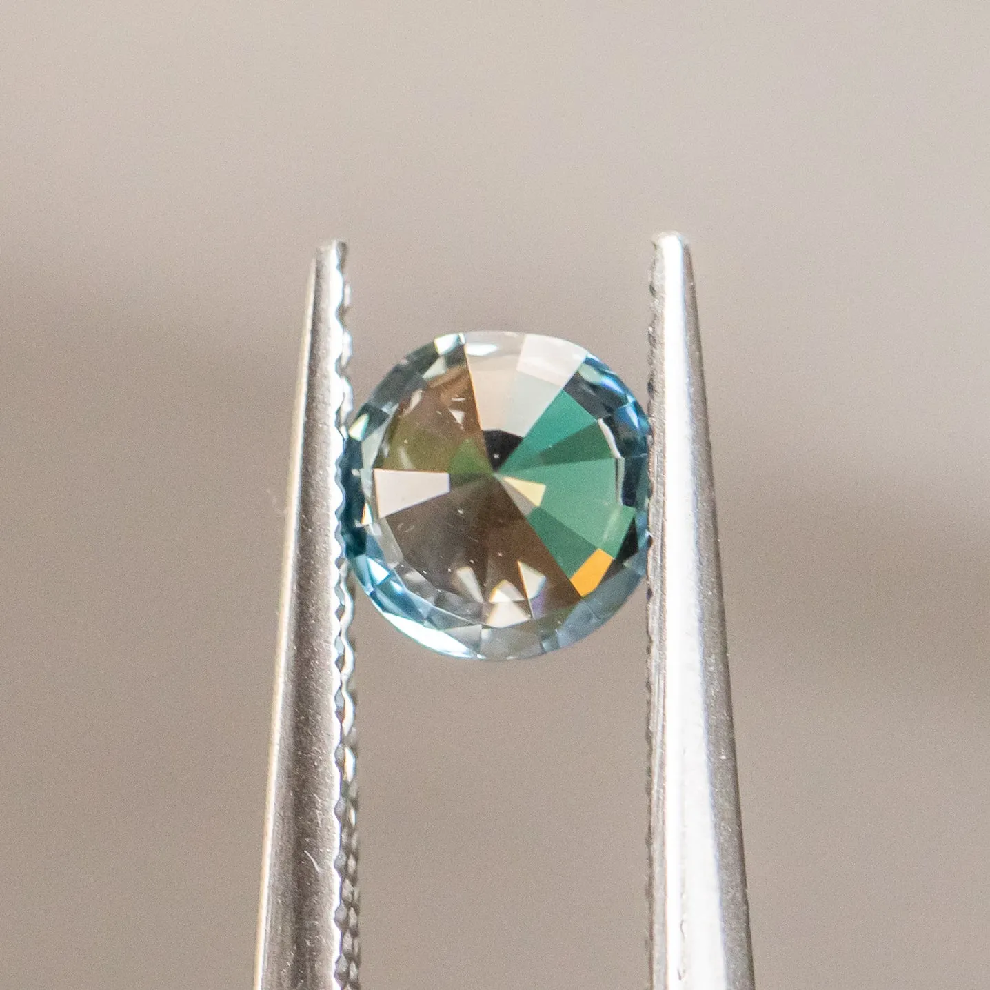 0.75CT BRILLIANT ROUND MADAGASCAR SAPPHIRE, PARTI AQUA WITH YELLOW, 5.31X3.63MM, UNTREATED