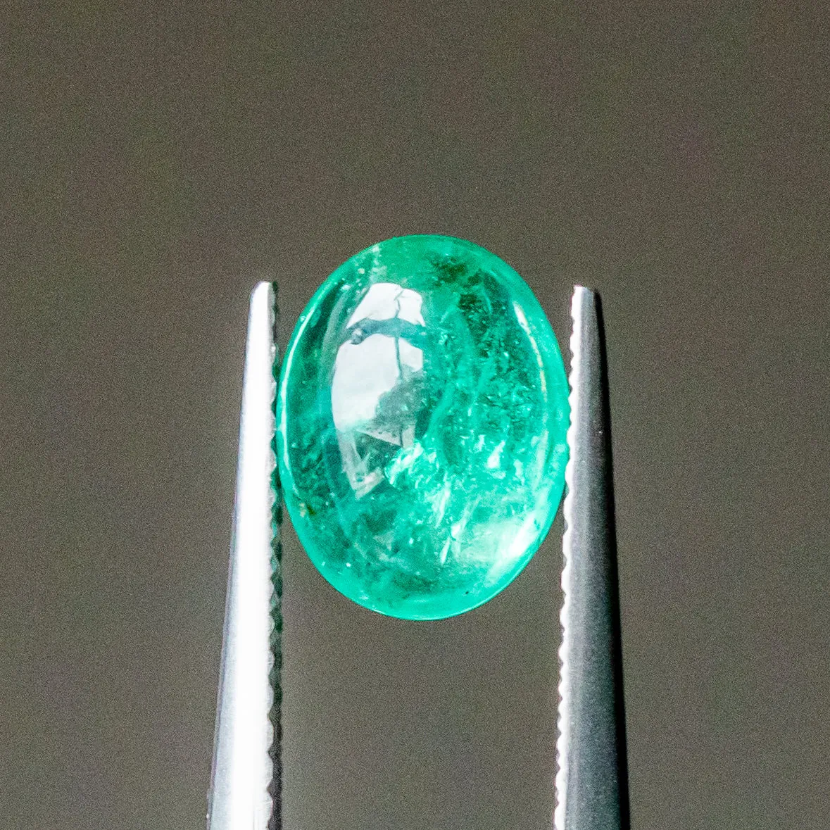 1.70CT OVAL CABOCHON ZAMBIAN EMERALD, NEON GREEN, 9.04X6.98X3.80MM