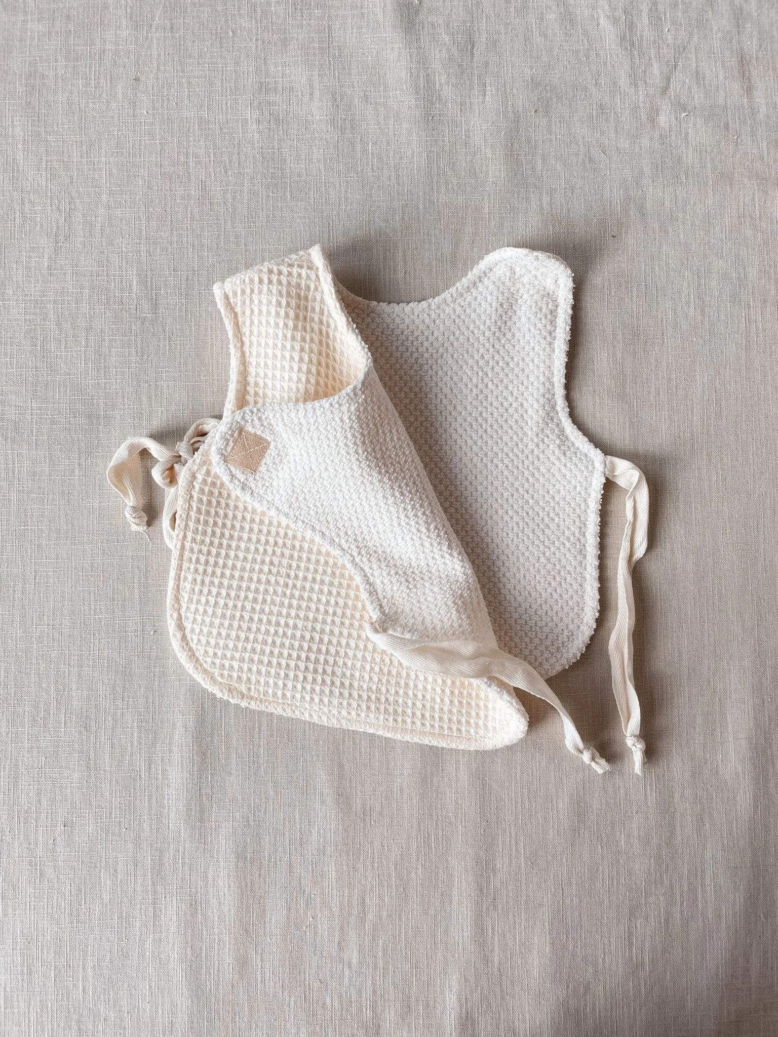 Baby & toddler bib / vanilla