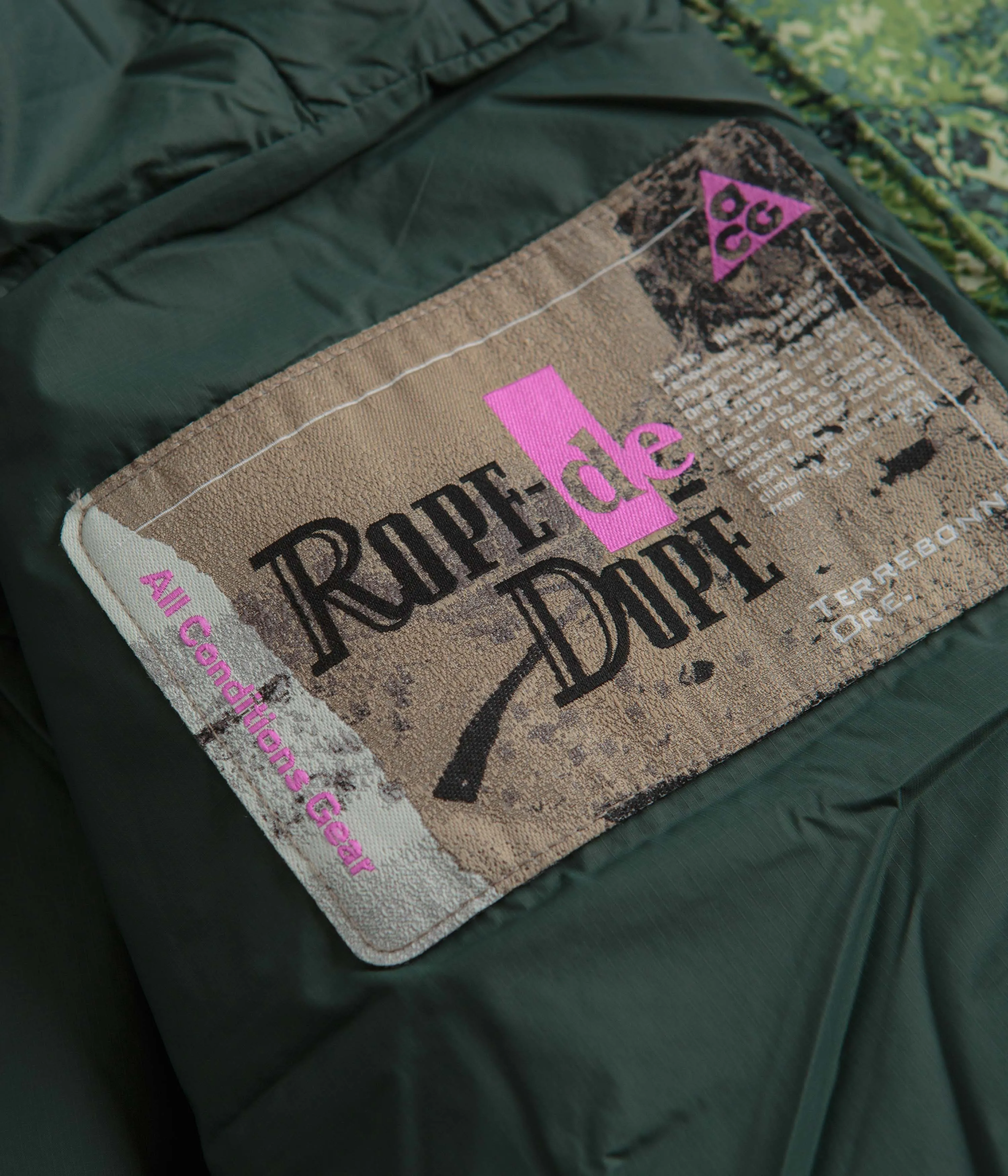 Nike ACG Rope de Dope Print Jacket - Vintage Green / Summit White